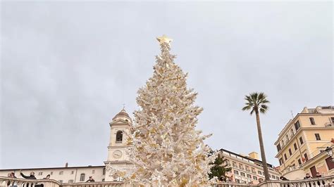 Piazza di Spagna si illumina con l'albero di Natale.